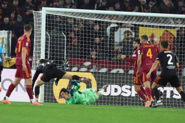 Roma, İtalya - 14 Aralık 2025: Como 'dan Anastasios Douvikas, Romanlardan Mille Svilar AS Roma ve Como 1907 Olimpiyat Stadyumu' nda oynanan Serie A Enilive 2025-2026 futbol karşılaşması sırasında görev başında görülüyor