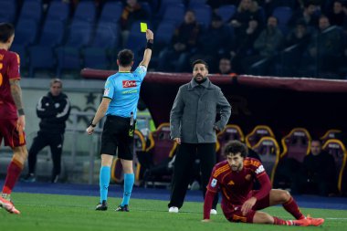 Roma, İtalya - 14 Aralık 2025: Como 'nun Cesc Fabregas teknik direktörü AS Roma ile Como 1907 Olimpiyat Stadyumu' nda oynanan Serie A Enilive 2025-2026 futbol karşılaşmasında görev yaparken görüldü