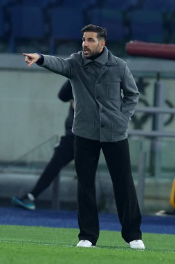 Roma, İtalya - 14 Aralık 2025: Como 'nun Cesc Fabregas teknik direktörü AS Roma ile Como 1907 Olimpiyat Stadyumu' nda oynanan Serie A Enilive 2025-2026 futbol karşılaşmasında görev yaparken görüldü