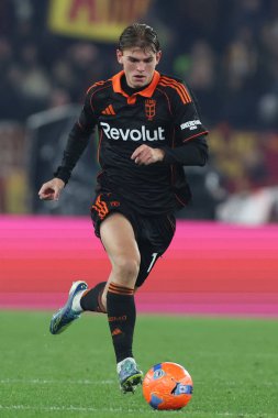 Roma, İtalya - 14 Aralık 2025: Como 'dan Nicolas Paz, AS Roma ve Como 1907 Olimpiyat Stadyumu' nda oynanan Serie A Enilive 2025-2026 futbol karşılaşması sırasında görev başında görüldü.