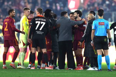 Roma, İtalya - 14 Aralık 2025: Como 'nun Cesc Fabregas teknik direktörü AS Roma ile Como 1907 Olimpiyat Stadyumu' nda oynanan Serie A Enilive 2025-2026 futbol karşılaşmasında görev yaparken görüldü