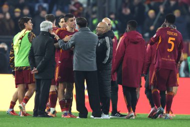 Roma, İtalya - 14 Aralık 2025: Como 'nun Cesc Fabregas teknik direktörü AS Roma ile Como 1907 Olimpiyat Stadyumu' nda oynanan Serie A Enilive 2025-2026 futbol karşılaşmasında görev yaparken görüldü