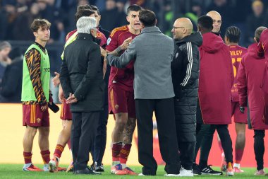 Roma, İtalya - 14 Aralık 2025: Como 'nun Cesc Fabregas teknik direktörü AS Roma ile Como 1907 Olimpiyat Stadyumu' nda oynanan Serie A Enilive 2025-2026 futbol karşılaşmasında görev yaparken görüldü