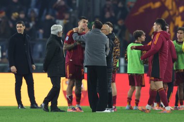 Roma, İtalya - 14 Aralık 2025: Como 'nun Cesc Fabregas teknik direktörü AS Roma ile Como 1907 Olimpiyat Stadyumu' nda oynanan Serie A Enilive 2025-2026 futbol karşılaşmasında görev yaparken görüldü