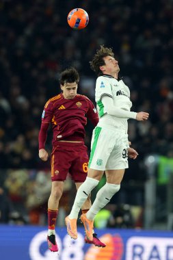 Roma, İtalya - 10 Ocak 2026: (L) A.S. Roma 'dan Niccolo' Pisilli, (L) Sassuolo 'dan Andrea Pinamonti, 2025-2026 Serie A Enilive futbol karşılaşmasında AS Roma' ya karşı US Sassuolo Olimpiyat Stadyumu 'nda görüldü.