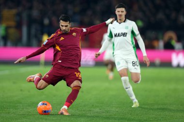 Roma, İtalya - 10 Ocak 2026: A.S. Roma takımından Zeki Çelik, AS Roma ile US Sassuolo arasındaki 2025-2026 sezonunda Olimpiyat Stadyumu 'nda oynanan Serie A Enilive futbol karşılaşmasında görev yaparken görüldü.