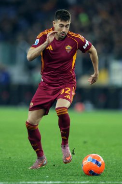 Roma, İtalya - 10 Ocak 2026: A.S. Roma 'dan Stephan El Shaarawy, AS Roma ve ABD Sassuolo arasında Olympic Stadyumu' nda oynanan Serie A Enilive 2025-2026 futbol karşılaşmasında görev yaparken görüldü.
