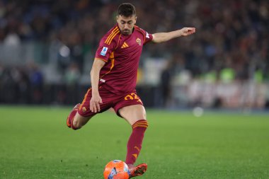 Roma, İtalya - 10 Ocak 2026: A.S. Roma 'dan Stephan El Shaarawy, AS Roma ve ABD Sassuolo arasında Olympic Stadyumu' nda oynanan Serie A Enilive 2025-2026 futbol karşılaşmasında görev yaparken görüldü.