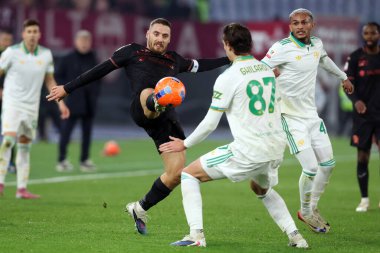 Roma, İtalya - 13 Ocak 2026: (L) Torino 'dan Nikola Vlasiç (arkada) A.S. Roma' dan Daniele Ghilardi ile birlikte (arkada) Coppa Italia Frecciarossa 2025-2026 futbol karşılaşmasında AS Roma 'dan Torino FC 1906 ile Olympic Stad maçında karşılaştı.