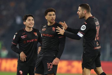 Roma, İtalya - 13 Ocak 2026: (C) Torino 'lu Che' Adams gol attı ve Torino 'lu (L) Emirhan İlkhan ve Torino' lu (R) Nikola Vlasiç ile AS Roma 'dan Torino FC 1906-2026 yılları arasında oynanan Coppa Italia Frecciarossa 2025-2026 futbol karşılaşmasında gol attı.