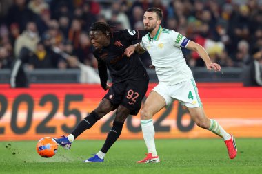 Roma, İtalya - 13 Ocak 2026: (L) Alieu Eybi Njie Torino, (R) Bryan Cristante (A.S. Roma) Coppa Italia Frecciarossa 2025-2026 futbol karşılaşmasında AS Roma Torino FC 1906 Olimpiyat Stadyumu 'nda karşılaşırken görüldü.