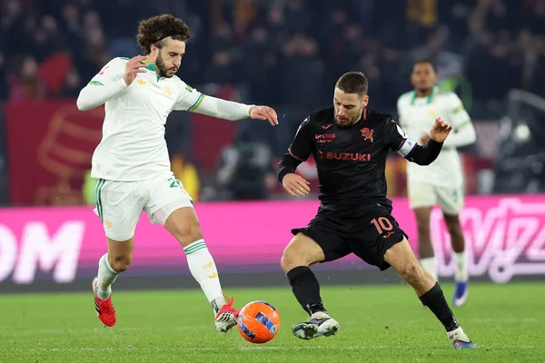 Roma, İtalya - 13 Ocak 2026: (L) Roma vatandaşı Mario Hermoso (R) Torino 'lu Nikola Vlasiç ile birlikte Coppa Italia Frecciarossa 2025-2026 futbol karşılaşmasında AS Roma' nın Torino FC 1906 Olimpiyat Stadyumu 'nda oynadığı karşılaşma sırasında top için mücadele etti.