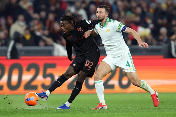 Roma, İtalya - 13 Ocak 2026: (L) Alieu Eybi Njie Torino, (R) Bryan Cristante (A.S. Roma) Coppa Italia Frecciarossa 2025-2026 futbol karşılaşmasında AS Roma Torino FC 1906 Olimpiyat Stadyumu 'nda karşılaşırken görüldü.