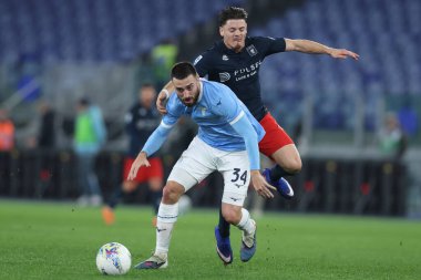 Roma, İtalya - 30 Ocak 2025: S.S. Lazio 'dan Mario Gila, Cenova C.F.C.' den Vitinha Serie A Enilive 2025-2026 futbol karşılaşması sırasında Olimpik Stadyum 'da S.S. Lazio ile Genoa CFC arasındaki maçta görüldü.