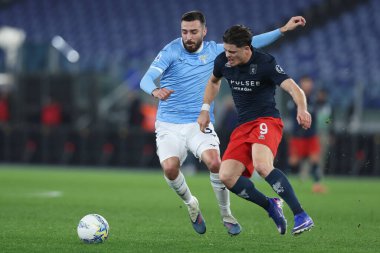 Roma, İtalya - 30 Ocak 2025: S.S. Lazio 'dan Mario Gila, Cenova C.F.C.' den Vitinha Serie A Enilive 2025-2026 futbol karşılaşması sırasında Olimpik Stadyum 'da S.S. Lazio ile Genoa CFC arasındaki maçta görüldü.