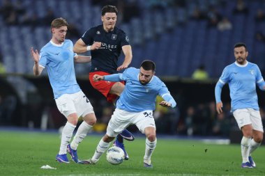 Roma, İtalya - 30 Ocak 2025: S.S. Lazio 'dan Kenneth Taylor, Cenova C.F.C.' den Vitinha S.S. Lazio takımından Mario Gila, Olimpiyat Stadyumu 'nda S.S. Lazio ile Cenova CFC arasında oynanan 2025-2026 Serie A Enilive maçında görev yaparken görüldü.