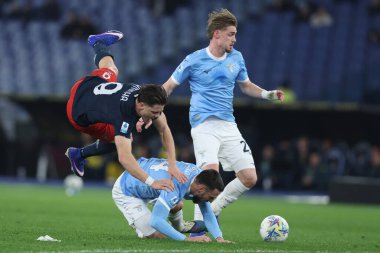 Roma, İtalya - 30 Ocak 2025: S.S. Lazio 'dan Kenneth Taylor, Cenova C.F.C.' den Vitinha S.S. Lazio takımından Mario Gila, Olimpiyat Stadyumu 'nda S.S. Lazio ile Cenova CFC arasında oynanan 2025-2026 Serie A Enilive maçında görev yaparken görüldü.