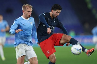 Roma, İtalya - 30 Ocak 2025: S.S. Lazio 'dan Gustav Isaksen, Cenova C.F.C.' den Mikael Egill Ellertsson Serie A Enilive 2025-2026 futbol karşılaşması sırasında Olimpik Stadyum 'da S.S. Lazio ile Genoa CFC arasındaki maçta görüldü.