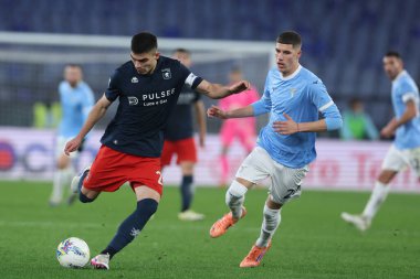 Roma, İtalya - 30 Ocak 2025: Cenova C.F.C. 'den Johan Vasquez S.S. Lazio 'dan Petar Ratkov, Olimpiyat Stadyumu' nda S.S. Lazio ile Cenova CFC arasında oynanan Serie A Enilive 2025-2026 futbol karşılaşmasında görev yaparken görüldü.