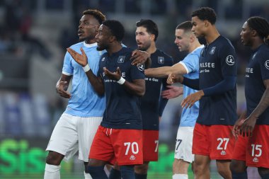 Roma, İtalya - 30 Ocak 2025: S.S. Lazio 'dan Boulaye Dia, Cenova C.F.C.' den Maxwel Cornet Serie A Enilive 2025-2026 futbol karşılaşması sırasında Olimpik Stadyum 'da S.S. Lazio ile Genoa CFC arasındaki maçta görüldü.