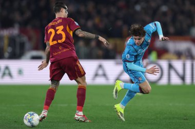 Roma, İtalya - 9 Şubat 2026: Roma 'dan Gianluca Mancini, Cagliari' den Marco Filiestra, AS Roma 'ya karşı Cagliari Calcio Olimpiyat Stadyumu' nda oynanan 2025-2026 Serie A Enilive futbol karşılaşmasında görev aldı.