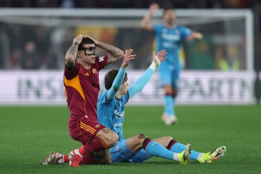 Roma, İtalya - 9 Şubat 2026: Roma 'dan Gianluca Mancini, Cagliari' den Marco Filiestra, AS Roma 'ya karşı Cagliari Calcio Olimpiyat Stadyumu' nda oynanan 2025-2026 Serie A Enilive futbol karşılaşmasında görev aldı.