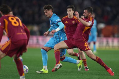 Roma, İtalya - 9 Şubat 2026: Cagliari 'li Sebastiano Esposito ve Roma' lı Bryan Cristante, AS Roma 'nın Cagliari Calcio' ya karşı oynadığı 2025-2026 Serie A Enilive futbol karşılaşmasında Olimpiyat Stadyumu 'nda karşı karşıya geldiler.