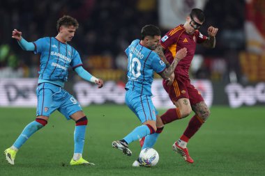 Roma, İtalya - 9 Şubat 2026: Cagliari 'den Gianluca Gaetano, Romanlardan Gianluca Mancini, AS Roma' ya karşı Cagliari Calcio Olimpiyat Stadyumu 'nda oynanan Serie A Enilive 2025-2026 futbol karşılaşması sırasında çatışmada görülüyor
