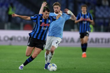 Roma, İtalya - 14 Şubat 2026: (L) Lazar Samardziç (R) Serie A Enilive 2025-2026 sezonunda Lazio 'lu Kenneth Taylor ile Olimpiyat Stadyumu' nda S.S. Lazio ile Atalanta Bergamasca Calcio arasında oynanan futbol karşılaşmasında top için Lazio (R) Kenneth Taylor ile mücadele etti.