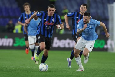 Roma, İtalya - 14 Şubat 2026: (L) Atalanta 'lı Nikola Krstoviç, (R) Lazio' lu Mario Gila, S.S. Lazio ile Atalanta Bergamasca Calcio arasındaki Serie A Enilive 2025-2026 futbol karşılaşması sırasında Olimpiyat Stadyumu 'nda görüldü.