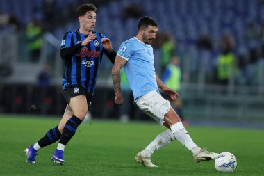 Roma, İtalya - 14 Şubat 2026: (L) Atalantalı Nicola Zalewski, (R) Lazio 'lu Danilo Cataldi S.S. Lazio ile Atalanta Bergamasca Calcio arasında oynanan Serie A Enilive 2025-2026 futbol karşılaşmasında görüldü.