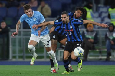 Roma, İtalya - 14 Şubat 2026: (L) Lazio 'lu Daniele Maldini, Olimpiyat Stadyumu' nda S.S. Lazio ile Atalanta Bergamasca Calcio arasında oynanan Serie A Enilive 2025-2026 futbol karşılaşmasında (R) Davide Zappacosta ile top için mücadele etti.
