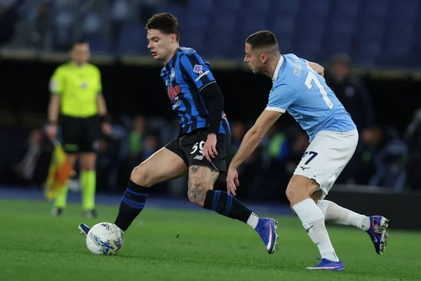 Roma, İtalya - 14 Şubat 2026: (L) Atalantalı Nicola Zalewski, (R) Lazio 'lu Adam Marusiç S.S. Lazio' nun Atalanta Bergamasca Calcio 'ya karşı oynadığı 2025-2026 Serie A Enilive futbol karşılaşmasında çarpışırken görüldü.