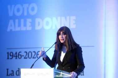 Roma, İtalya - 3 Mart 2026: Anna Maria Bernini İtalya 'da kadınların oy kullanma haklarının sekseninci yıldönümünün kutlandığı Roma' daki Eskrim Akademisi 'nde yaptığı konuşmada, İtalya Üniversitesi ve Araştırma Bakanı. Th