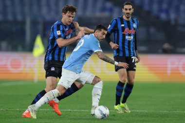 Roma, İtalya - 4 Mart 2026: (L 'den R' ye) Atalantalı Giorgio Scalvini, Coppa Italia Frecciarossa 2025-2026 futbol karşılaşması sırasında Lazio 'lu Mattia Zaccagni ile Olimpiyat Stadyumu' nda SS Lazio ile Atalanta Bergamasca Calcio arasında top için mücadele etti.