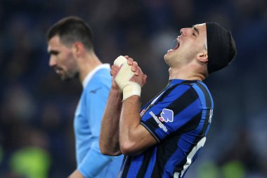 Roma, İtalya - 4 Mart 2026: Atalanta 'lı Nikola Krstoviç, Coppa Italia Frecciarossa 2025-2026 futbol karşılaşması sırasında Olimpiyat Stadyumu' nda SS Lazio ile Atalanta Bergamasca Calcio arasındaki golü kaçırdıktan sonra umutsuzluğa düştü.