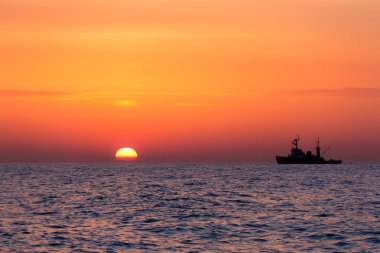 Güneş, deniz ve bir gemi
