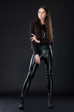 Moda kız model stüdyoda poz