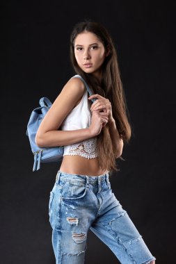 Moda kız model stüdyoda poz