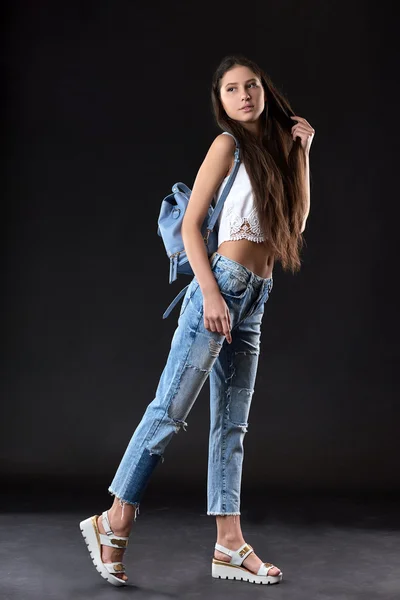 Dziewczyna modelka pozowanie Studio — Zdjęcie stockowe