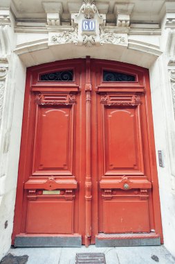 eski kırmızı kapı
