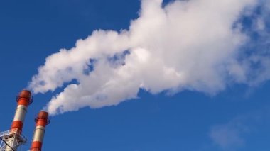 Mavi gökyüzünde tüten kumaş bacalar. Hava kirliliği kavramı