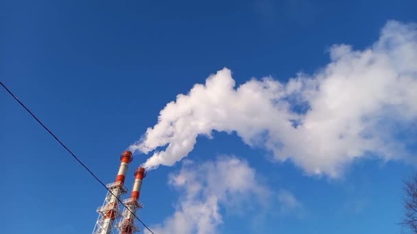 ファブリック煙突青空で喫煙 大気汚染の概念 — ストック動画