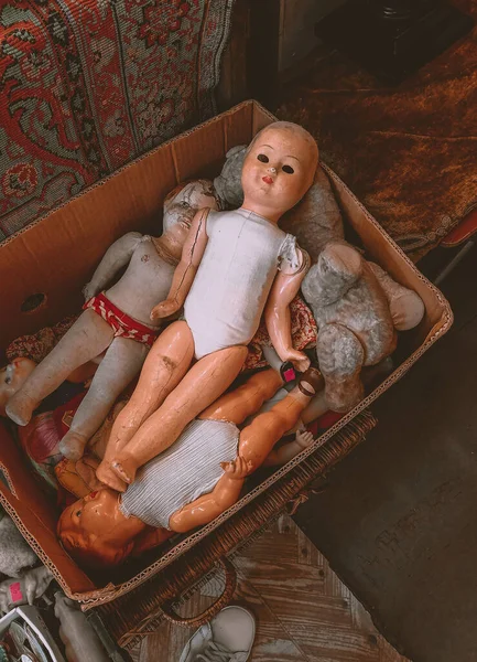 Bambole Vintage Spettrali Che Giacciono Nella Scatola Giocattoli Raccapriccianti Vecchio — Foto Stock