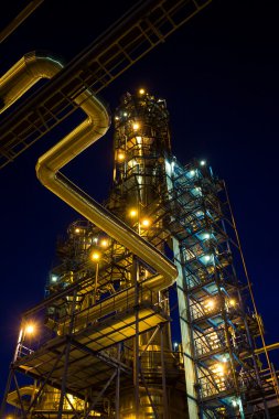 Büyük fabrikaların boruları ve binaları
