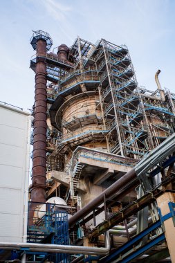 Fabrika boruları ve binaları