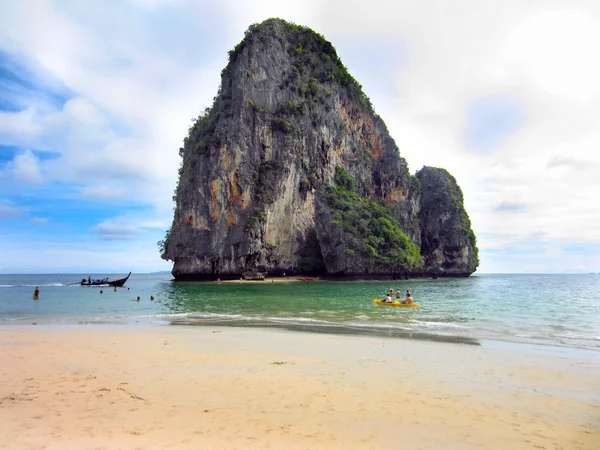 Spiaggia tropicale e mare con roccia — Foto Stock