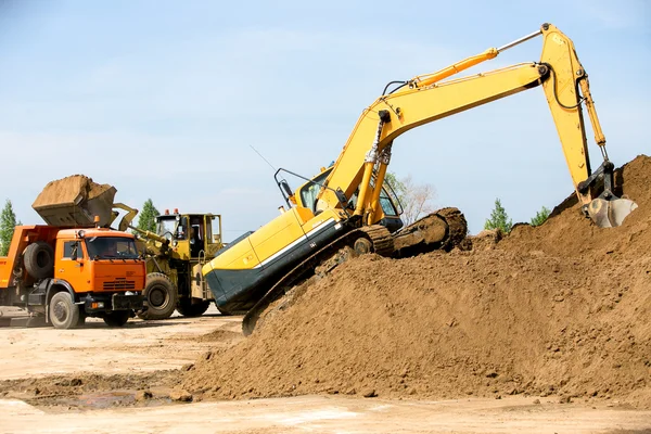 Yellow backhoe working digging — Φωτογραφία Αρχείου