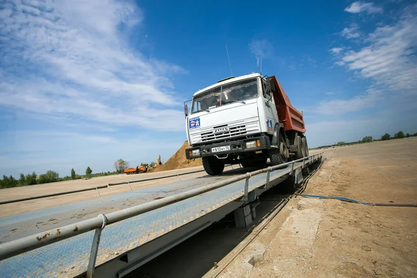 Omsk, Rússia - 2 de junho: carro de caminhão na construção de estradas — Fotografia de Stock