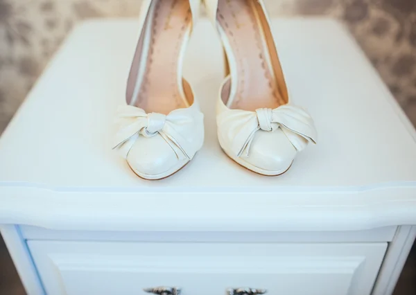 Közeli kép: a menyasszony fehér cipő — Stock Fotó